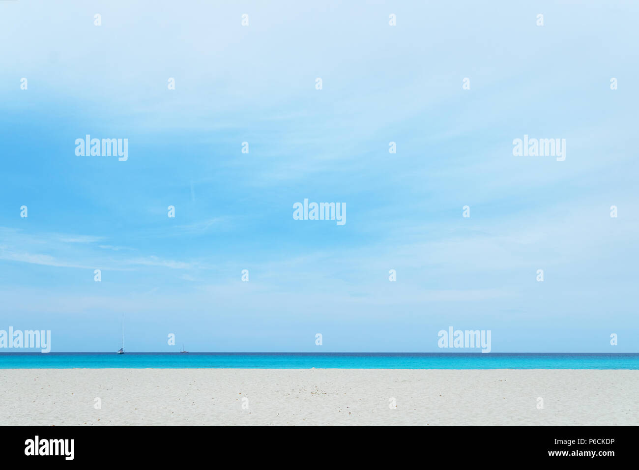 Cielo nuvoloso, acque turchesi del Mar Mediterraneo e la sabbia bianca nella spiaggia di Isola di Formentera. Isole Baleari. Spagna Foto Stock