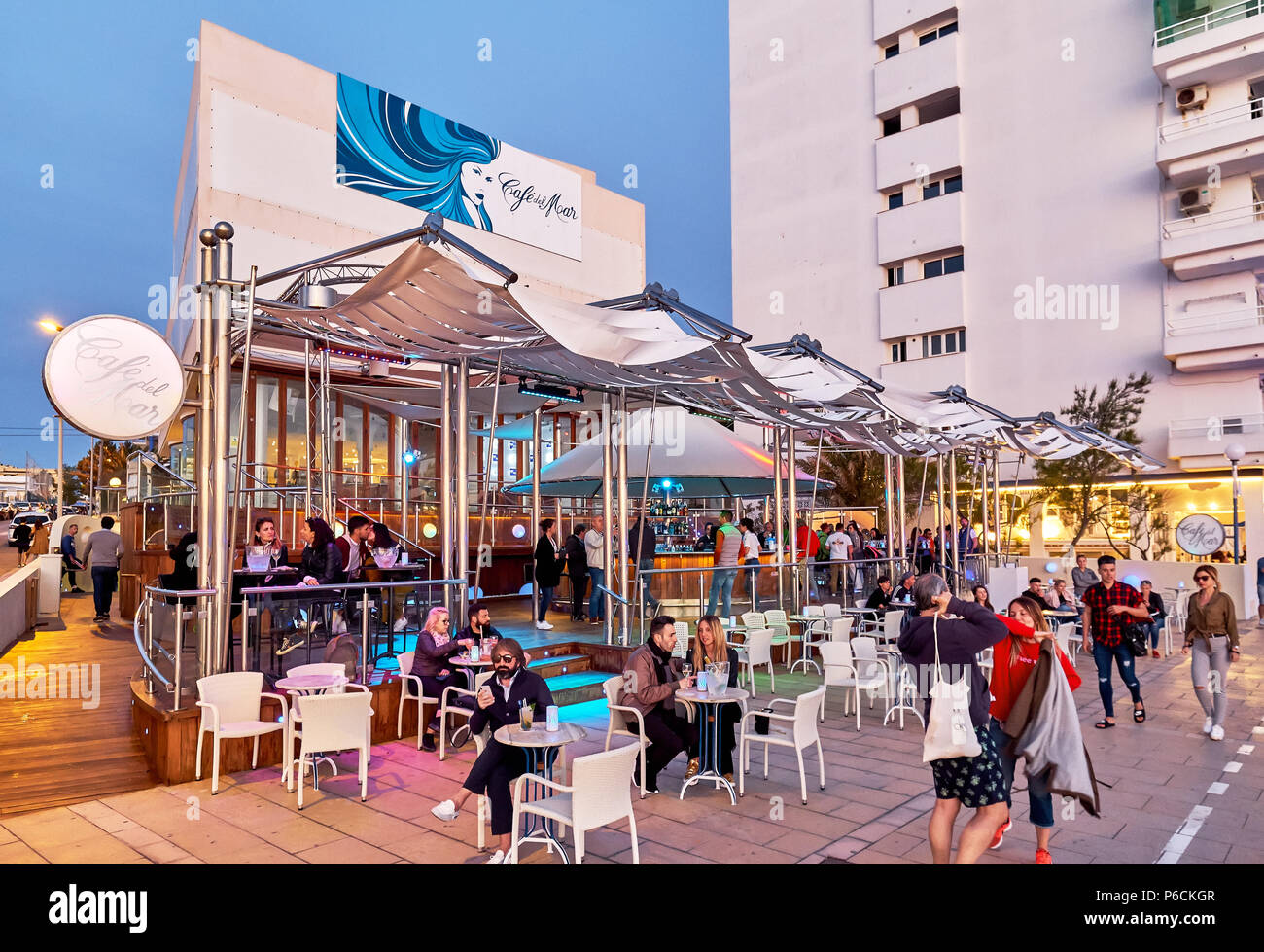Isola di Ibiza, Spagna - 1 Maggio 2018: persone al Cafe del mar cafe al tramonto. Questo luogo è famoso per le viste per i tramonti e la musica della lounge. Ibiza, Balea Foto Stock