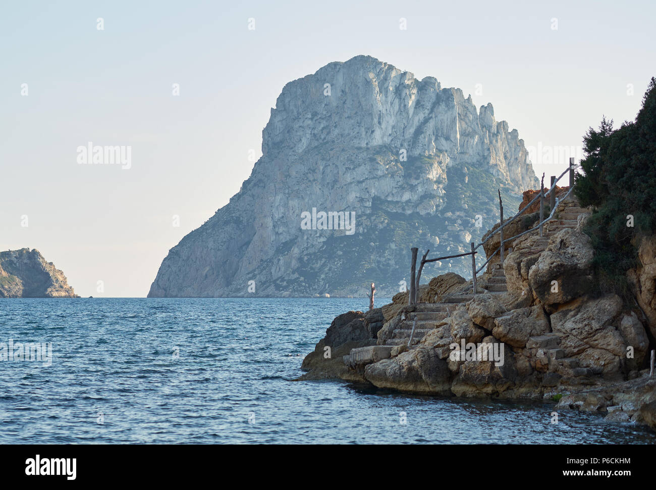 Vista pittoresca della misteriosa isola di Es Vedra. Isola di Ibiza. Isole Baleari. Spagna Foto Stock