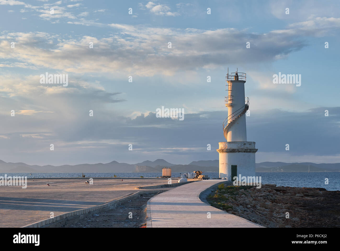Il faro di La Savina nel porto di Formentera Isola al tramonto. Isole Baleari. Spagna Foto Stock