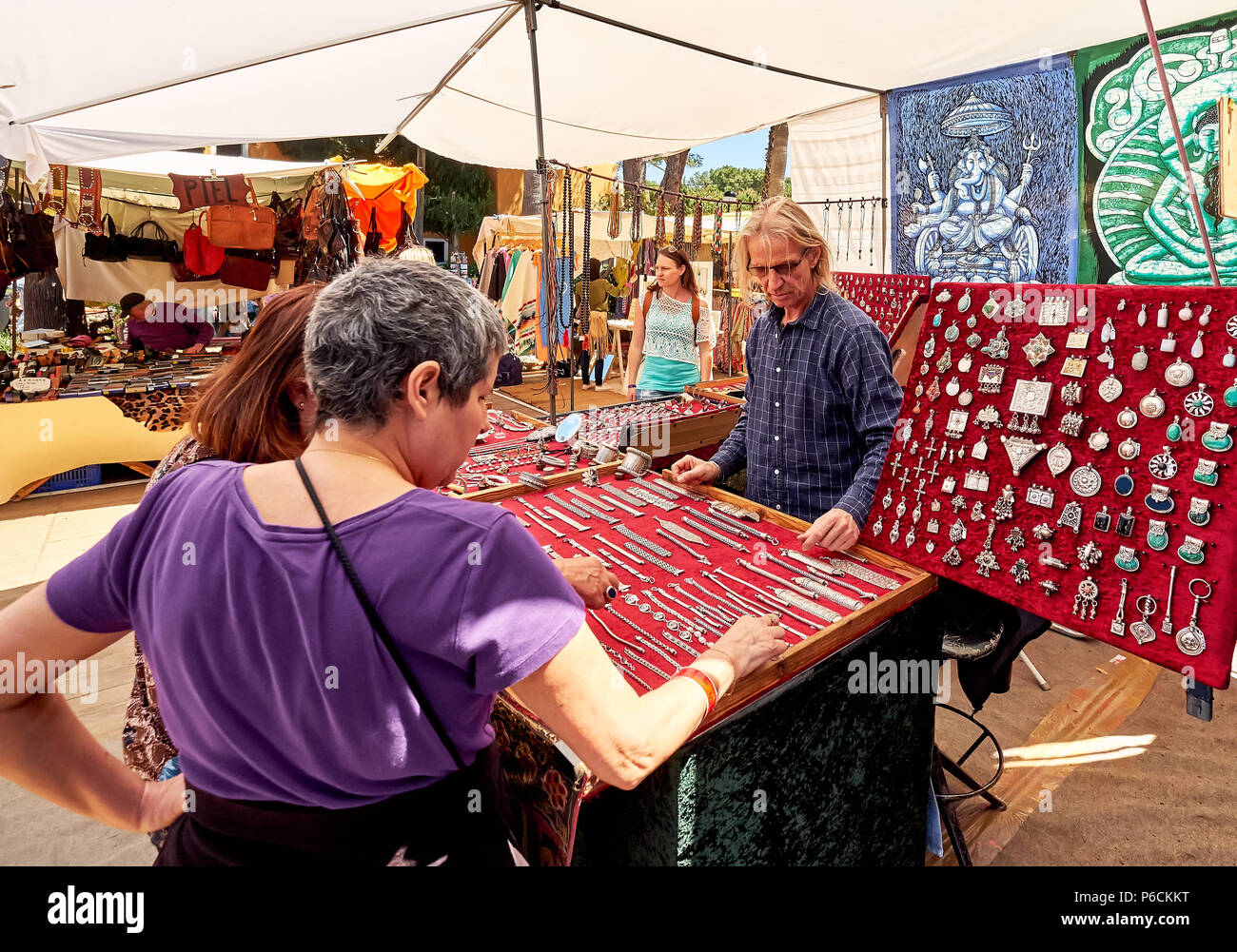 Isola di Ibiza, Spagna - 2 Maggio 2018: venditore e acquirenti al mercato hippy di Isola di Ibiza. In stallo la vendita di accessori moda e gioielli in argento con Foto Stock