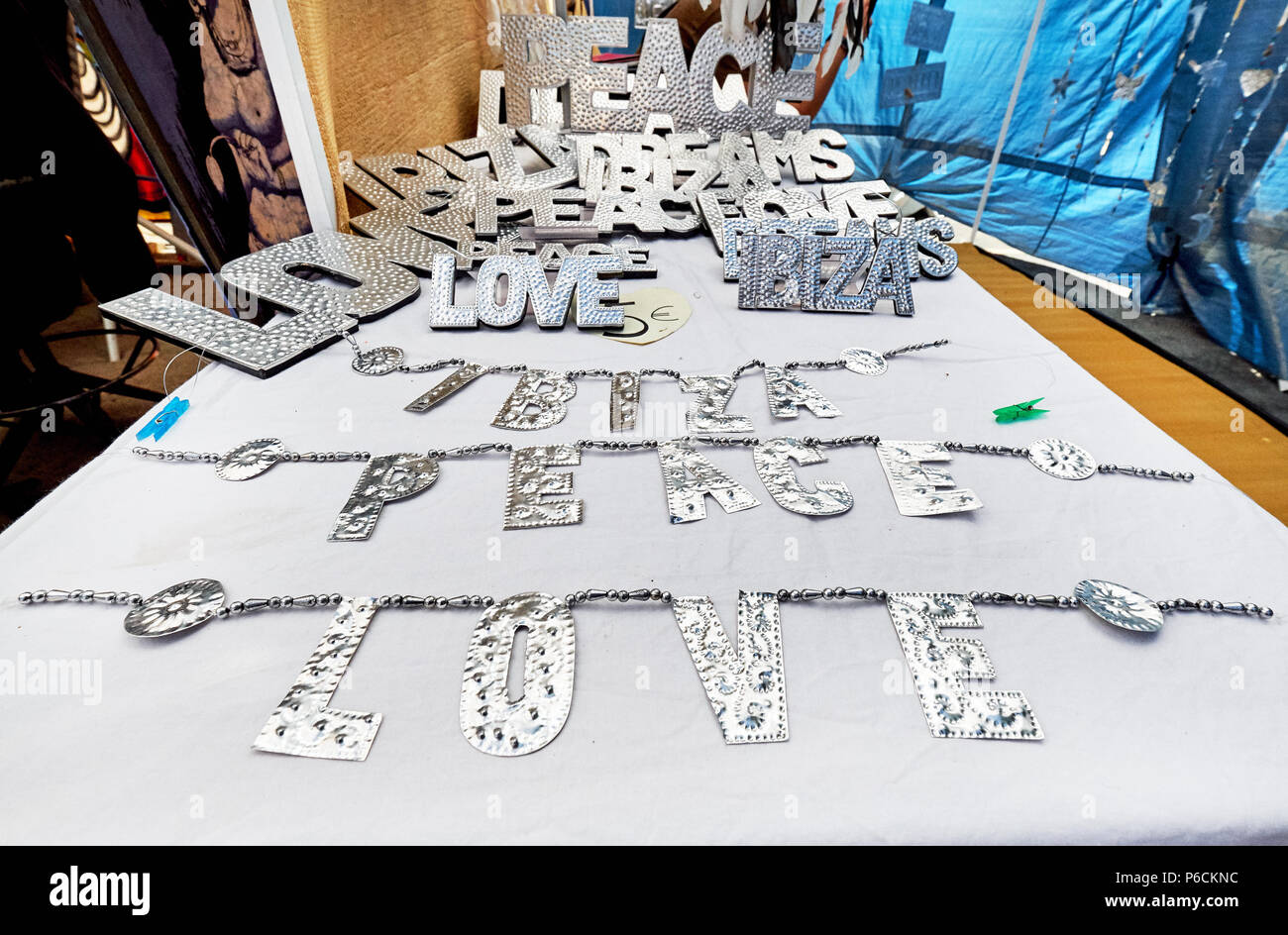 Isola di Ibiza, Spagna - 2 Maggio 2018: Decorative handmade parole d'argento - Ibiza, di amore e di pace al mercato hippy. Mercato hippy organizzata fin dal 1970 Foto Stock