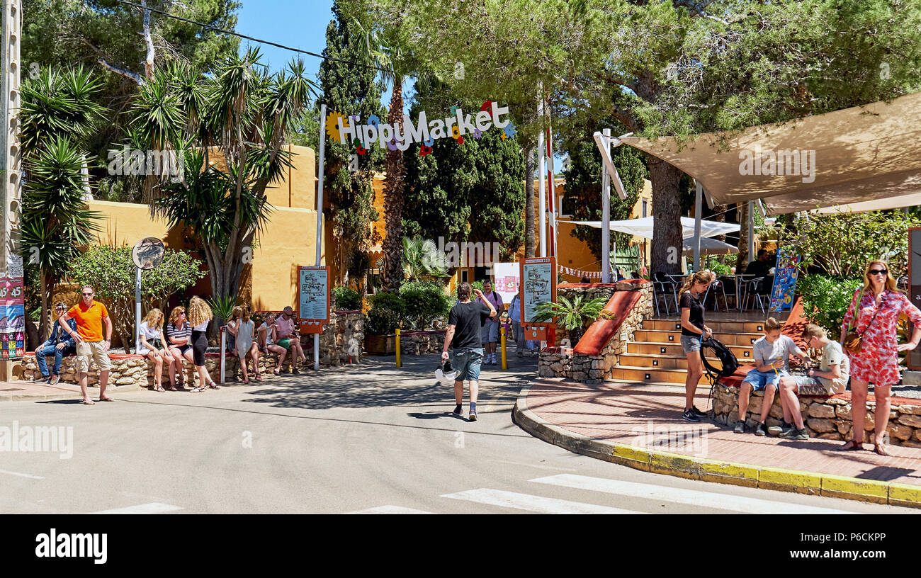 Isola di Ibiza, Spagna - 2 Maggio 2018: persone vicino all'entrata del mercato hippy. Questo mercato è pieno di elementi provenienti da tutto il mondo - molti h Foto Stock