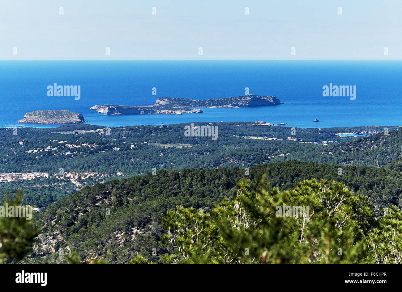 Costa rocciosa della isola di Ibiza. Isole Baleari. Spagna Foto Stock