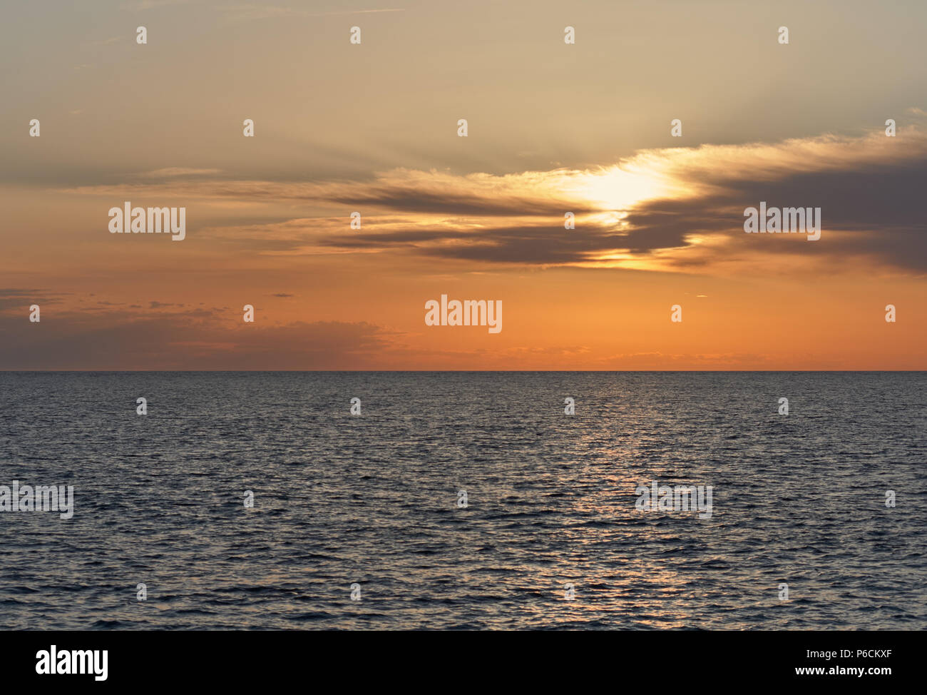Mare Mediterraneo al tramonto. Isola di Ibiza, Isole Baleari. Spagna Foto Stock