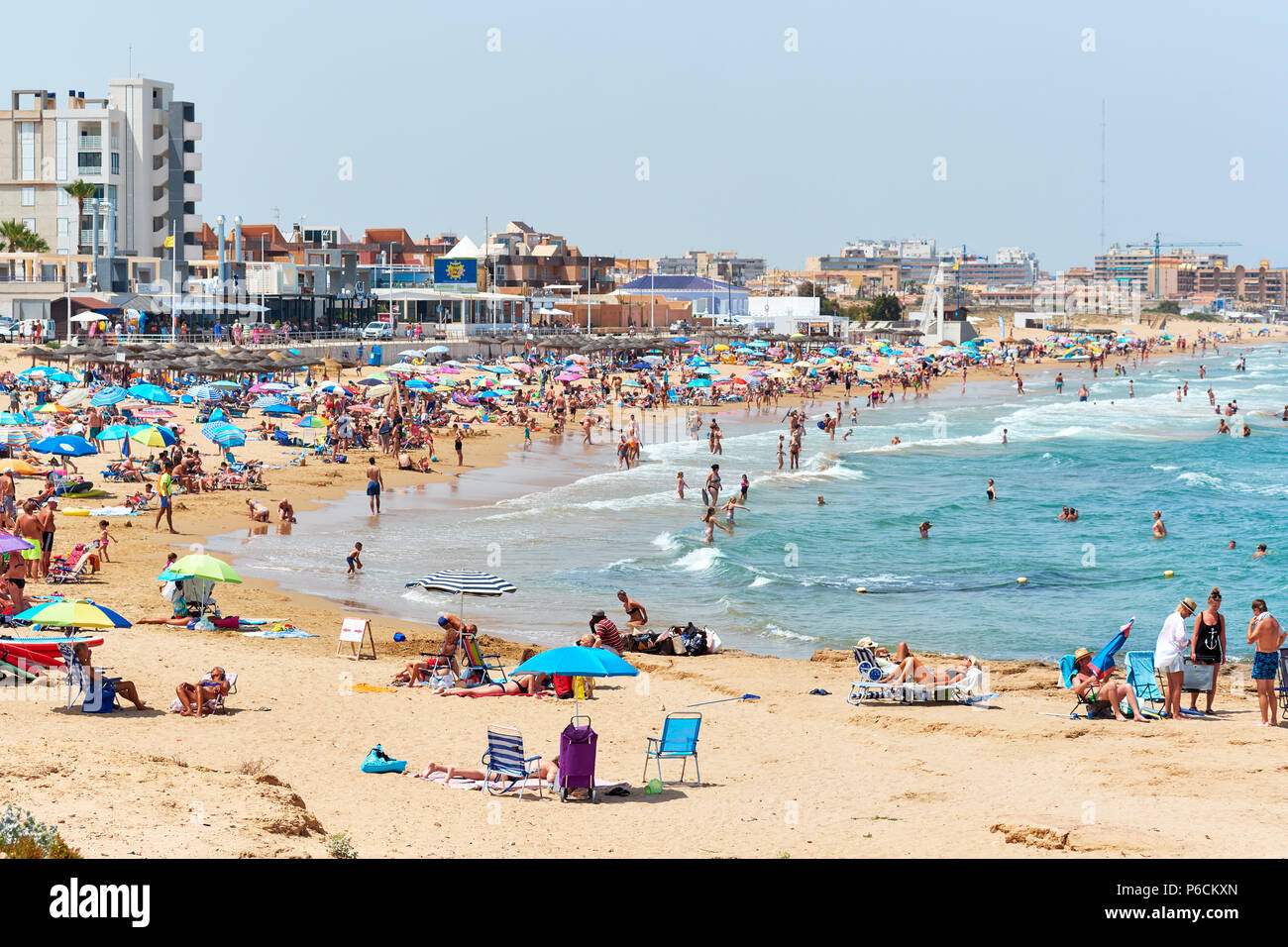 La Mata, Spagna - 25 Giugno 2018: la folla di gente sulla spiaggia de La Mata in estate. Costa Blanca. Spagna Foto Stock