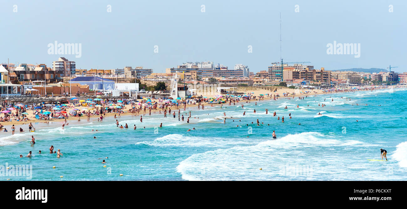 La Mata, Spagna - 25 Giugno 2018: la folla di gente sulla spiaggia de La Mata in estate. Costa Blanca. Spagna Foto Stock