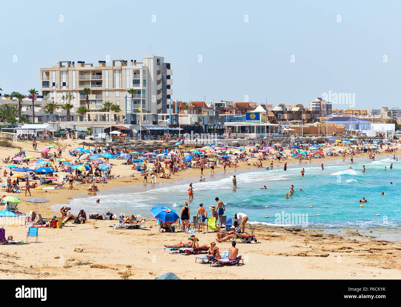 La Mata, Spagna - 25 Giugno 2018: la folla di gente sulla spiaggia de La Mata in estate. Costa Blanca. Spagna Foto Stock