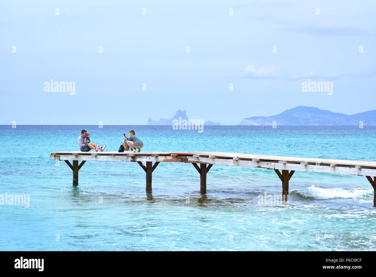 Isola di Formentera, Spagna - 4 Maggio 2018: persone di scattare una foto nel legno del lungomare, pittoresca vista alle acque turchesi a Formentera ISL Foto Stock