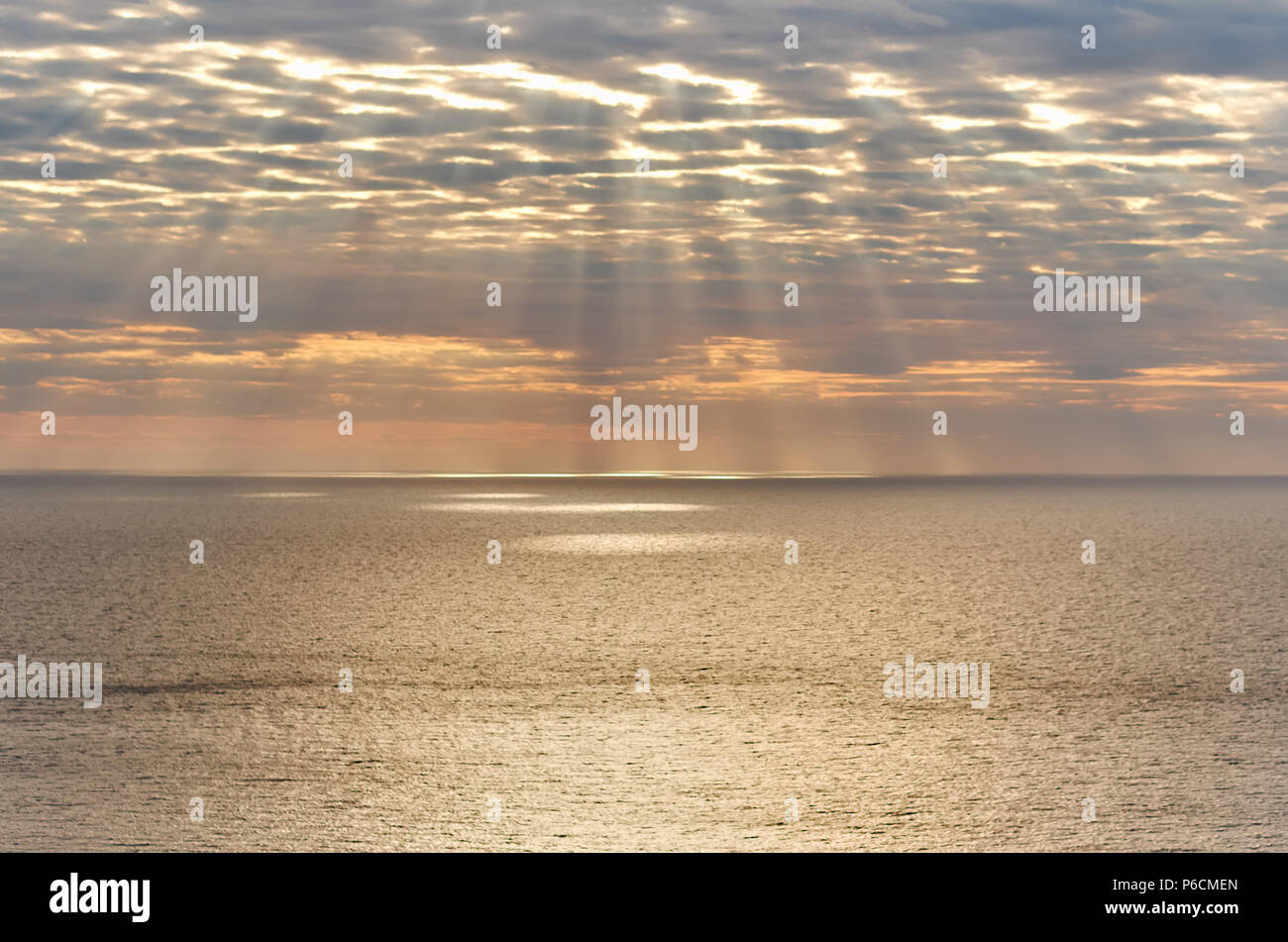 I raggi di luce oltre il mare Mediterraneo al tramonto. Isola di Ibiza, Isole Baleari. Spagna Foto Stock