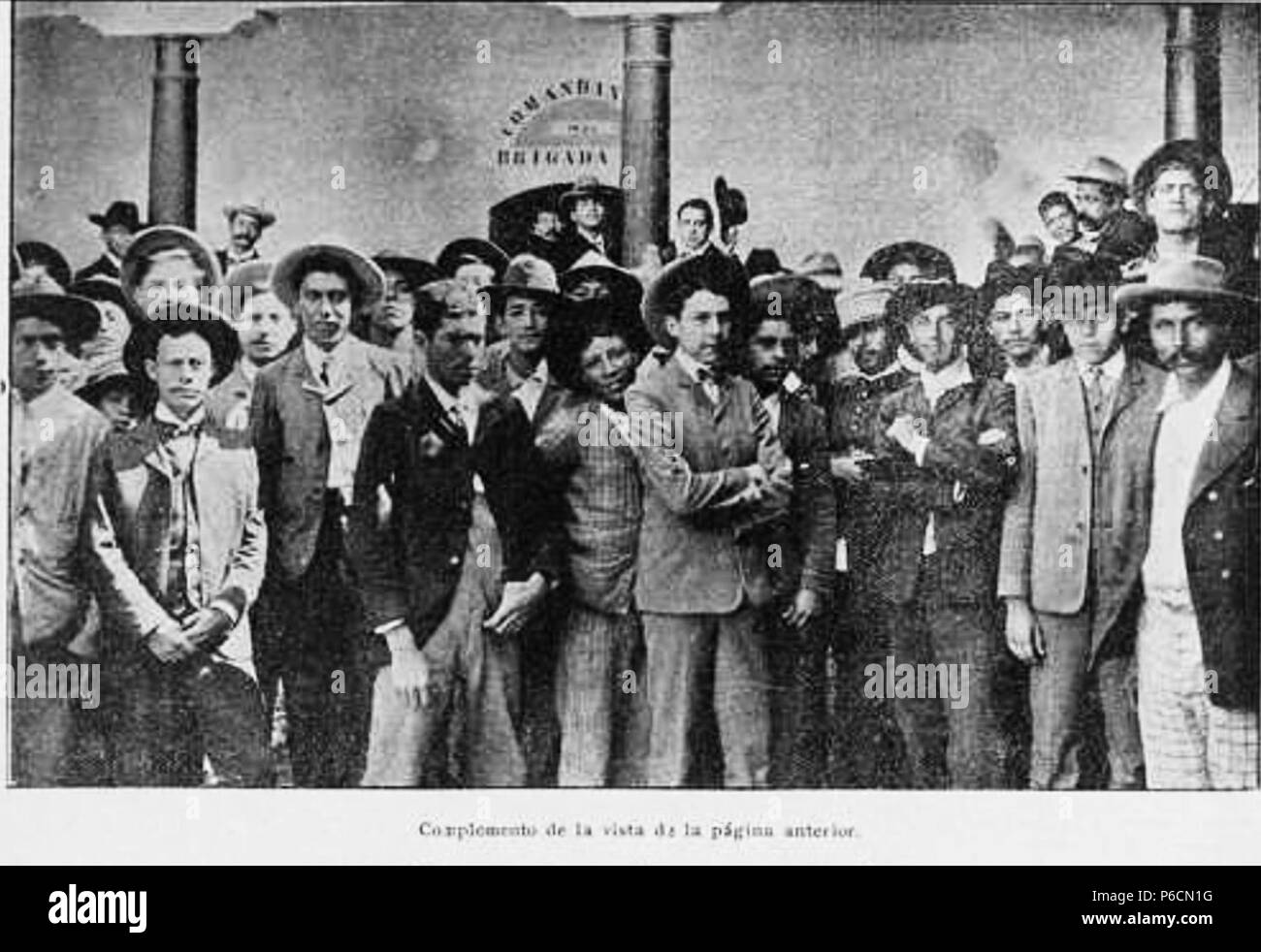 Español: Reclutas alistándose para ir a la guerra contra El Salvador. Revista guatemalteca de 'La Locomotora', 1906 . 1906 60 LaLocomotora 15 Lug 1906 Reclutas guerra El Salvador 2 Foto Stock