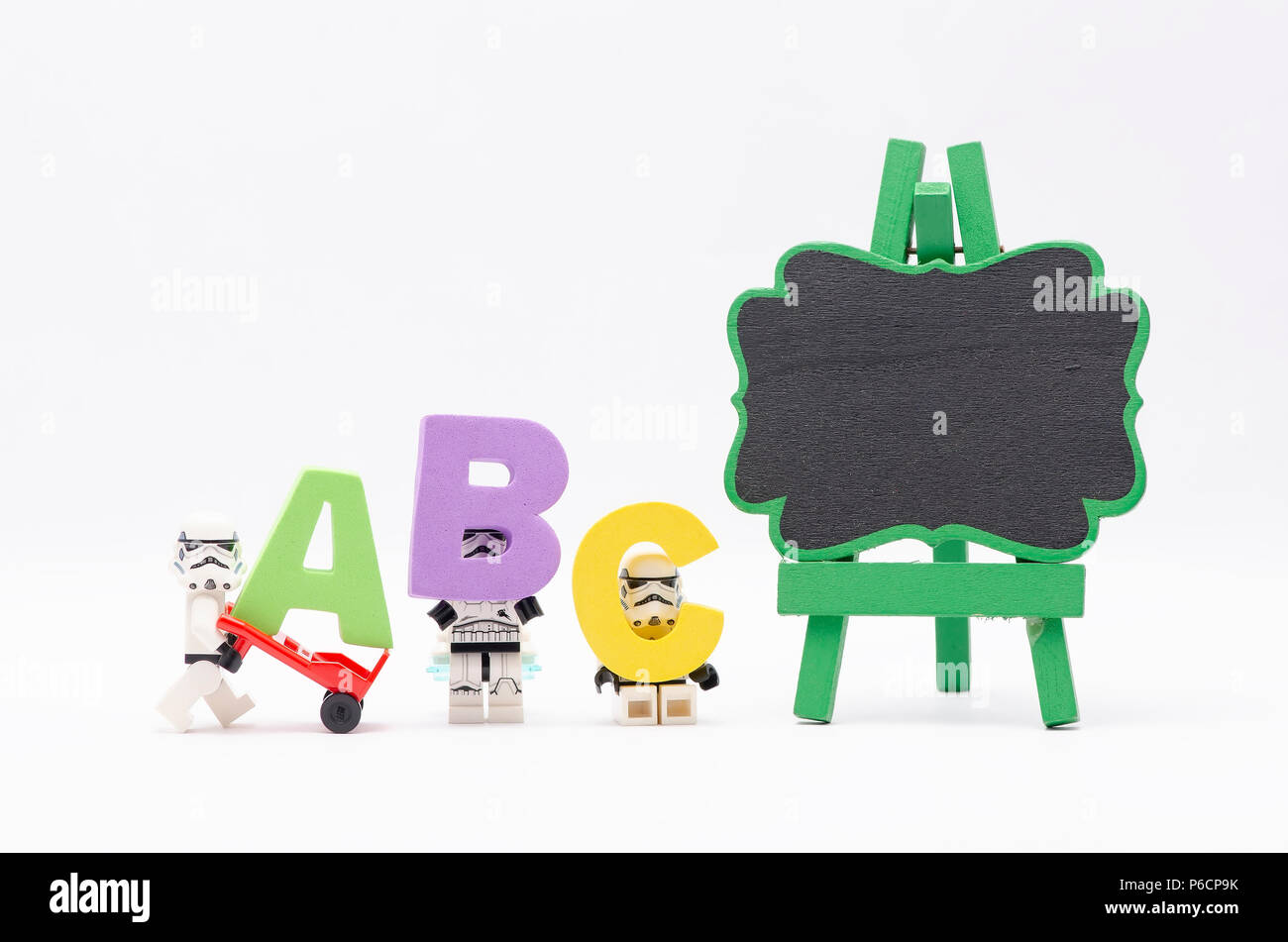 La mini figura di storm troopers assemblaggio di alfabeti abc e il cavalletto in legno. Lego minifigures sono fabbricati da Lego. Foto Stock