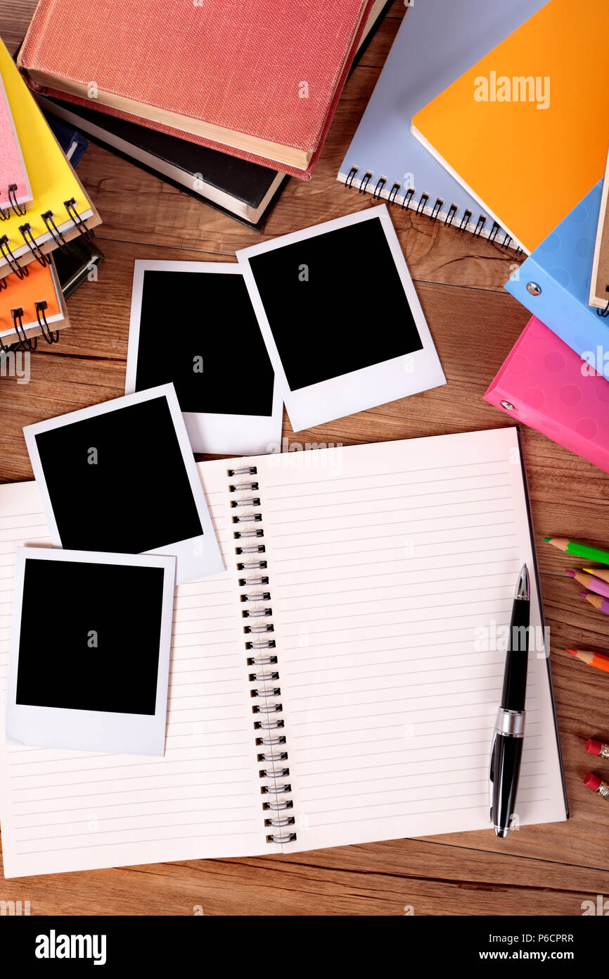 College student desk con blank foto album e stile polaroid instant photo frame di stampa Foto Stock