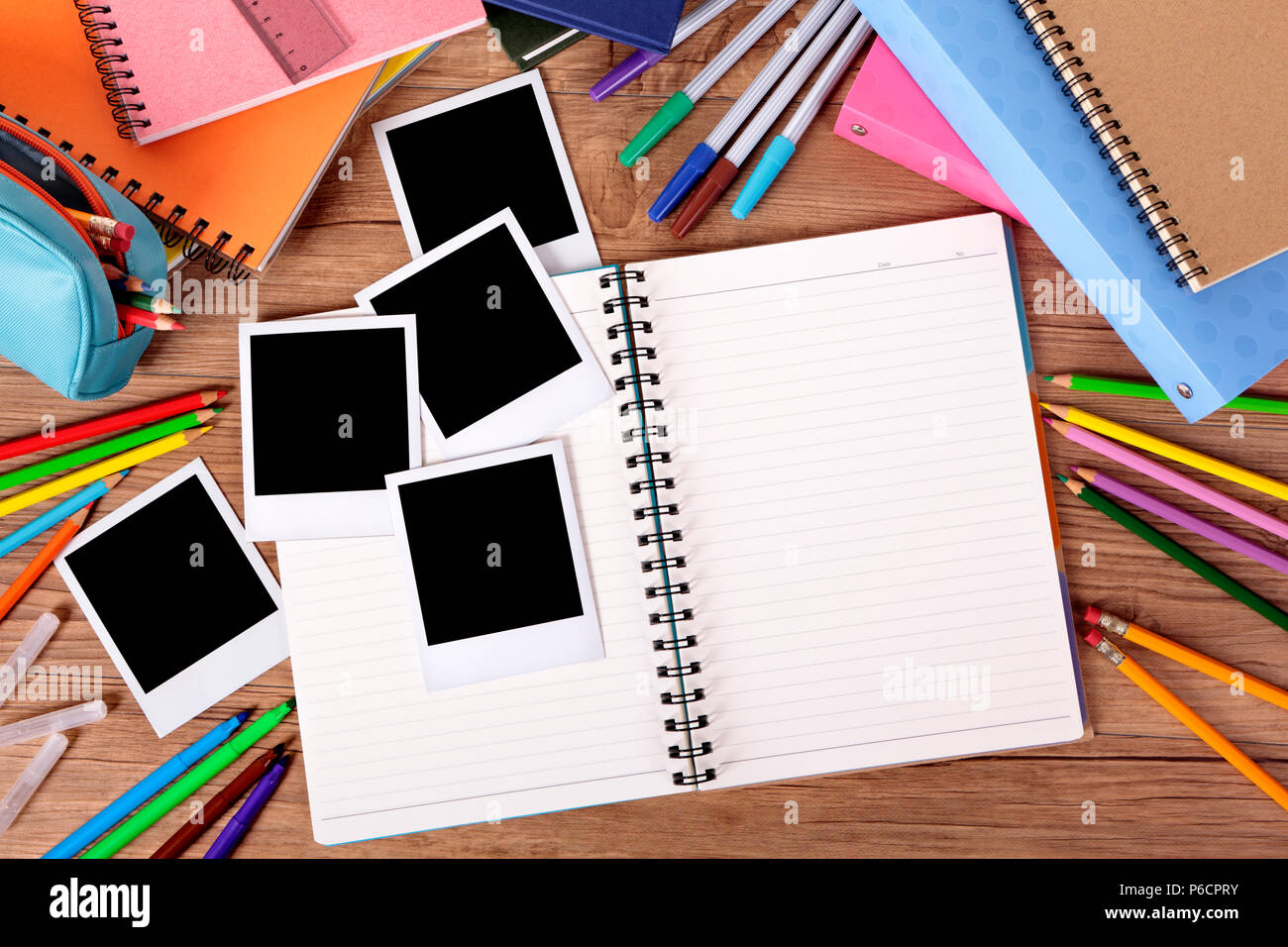College student desk con blank foto album e stile polaroid instant photo frame di stampa Foto Stock
