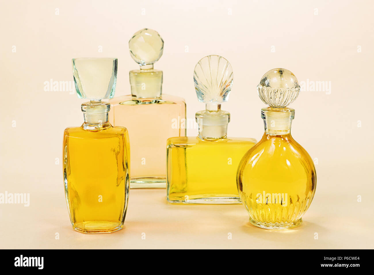 Diversi profumi vintage con i tappi di vetro Foto stock - Alamy