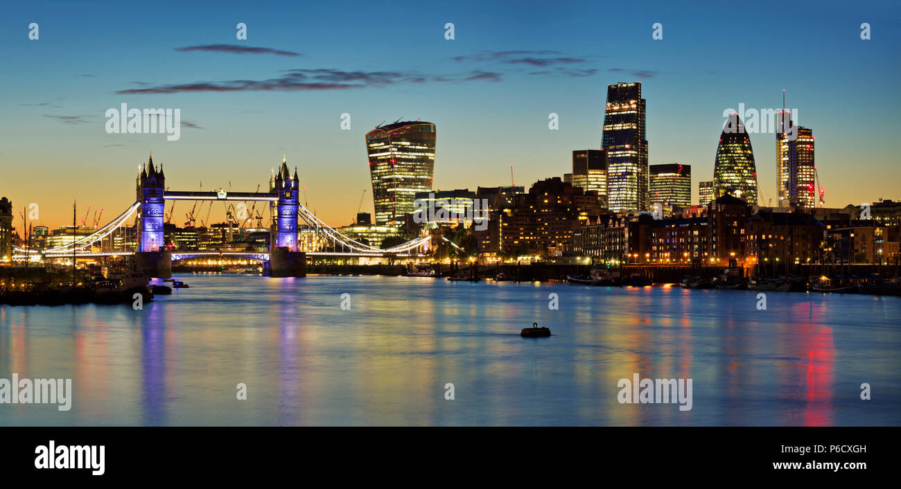 Lo skyline di Londra dal Tower Bridge fino alla torre di airone. Foto Stock Lo skyline di Londra dal Tower Bridge fino alla torre di airone. Foto Stock