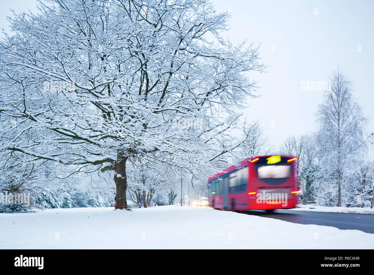 London Bus in una scena nevoso a Totteridge lane nella Borough di Barnet. Sei pollici di neve nel gennaio 2013. Foto Stock