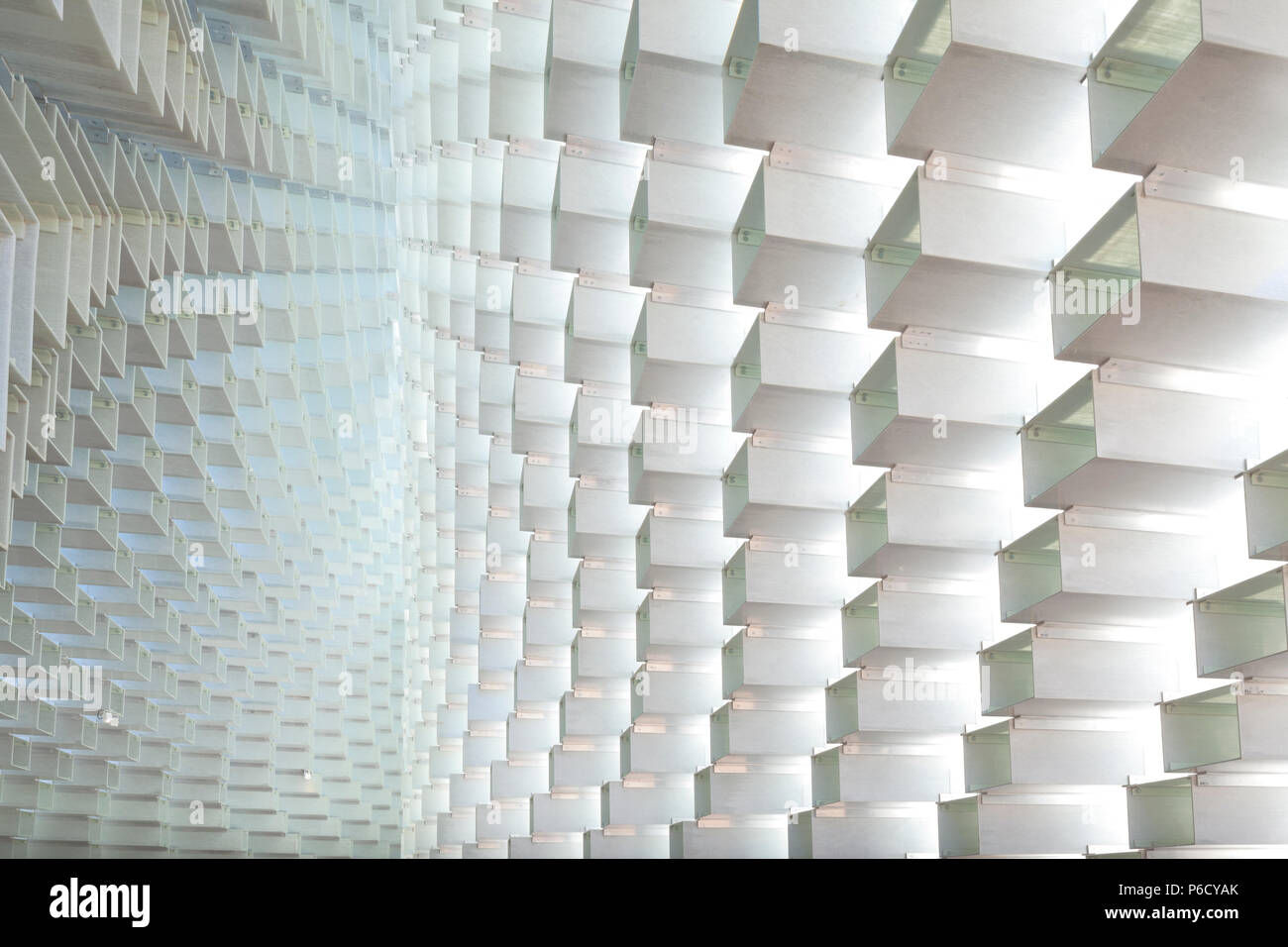 Serpentine Gallery Pavilion 2016. Struttura temporanea di cubetti in fibra di vetro a forma di montagna ondulata. Molto guardando come la parete di rosa Foto Stock