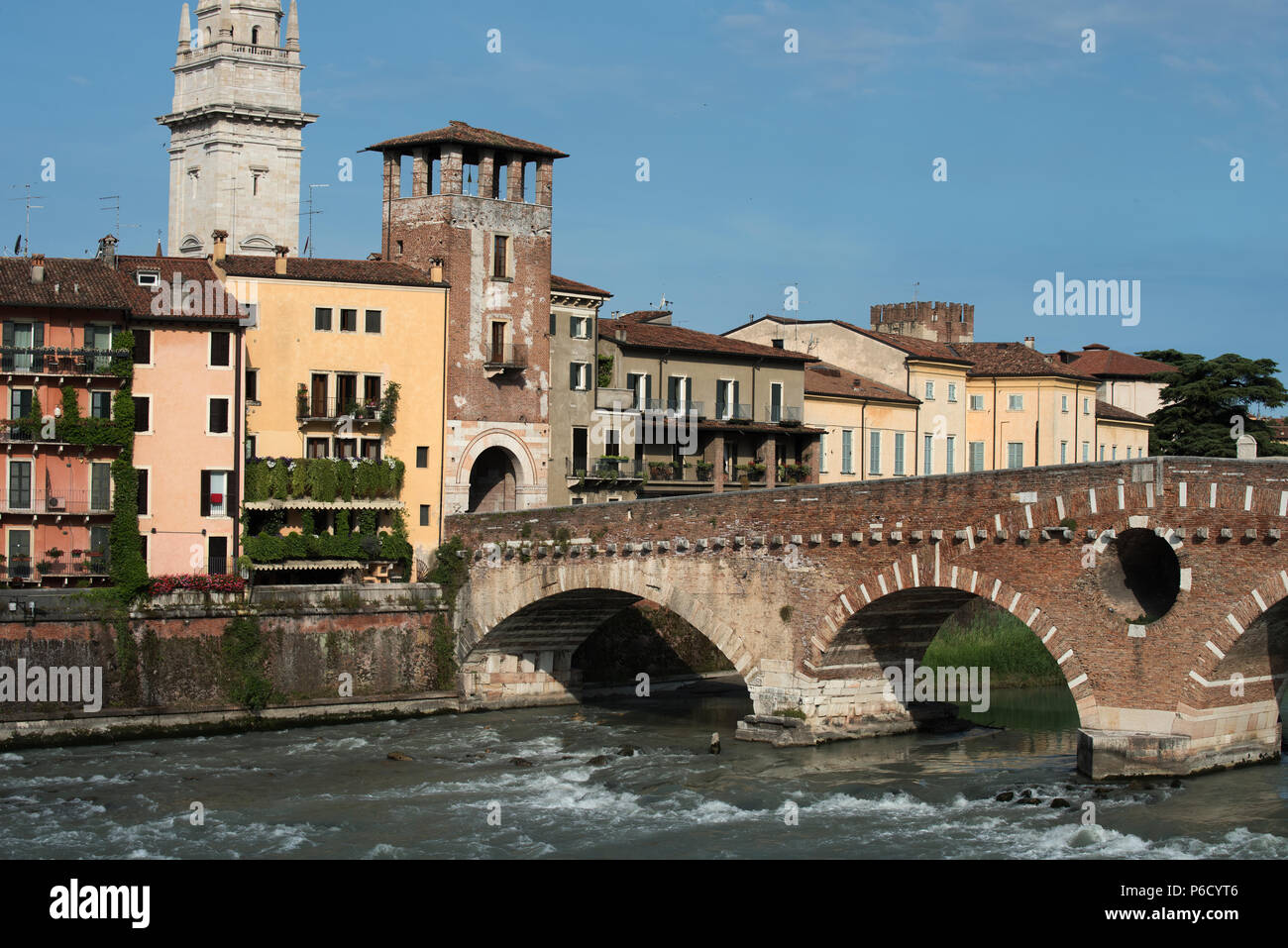 Il Ponte Pietra (Italiano per 'Stone ponte"), una volta noto come Pons Marmoreus, è un arco romano ponte che attraversa il fiume Adige a Verona, Italia. Il Foto Stock