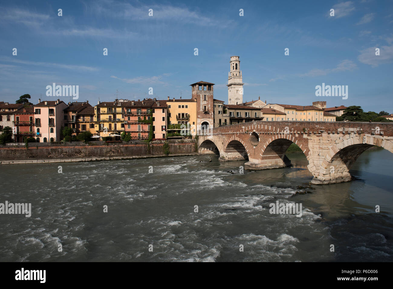 Il Ponte Pietra (Italiano per 'Stone ponte"), una volta noto come Pons Marmoreus, è un arco romano ponte che attraversa il fiume Adige a Verona, Italia. Il Foto Stock