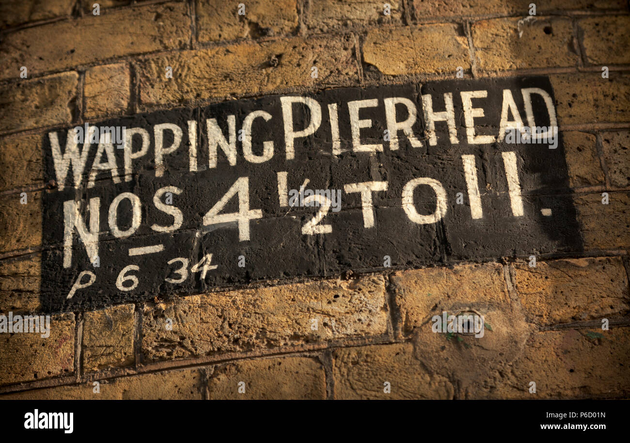 Wapping Pierhead dipinta a mano segno nn. 4,5 - 11 Foto Stock