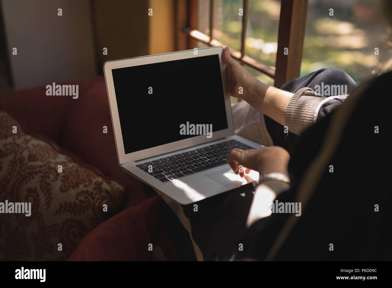 La sezione centrale della donna matura utilizzando laptop Foto Stock