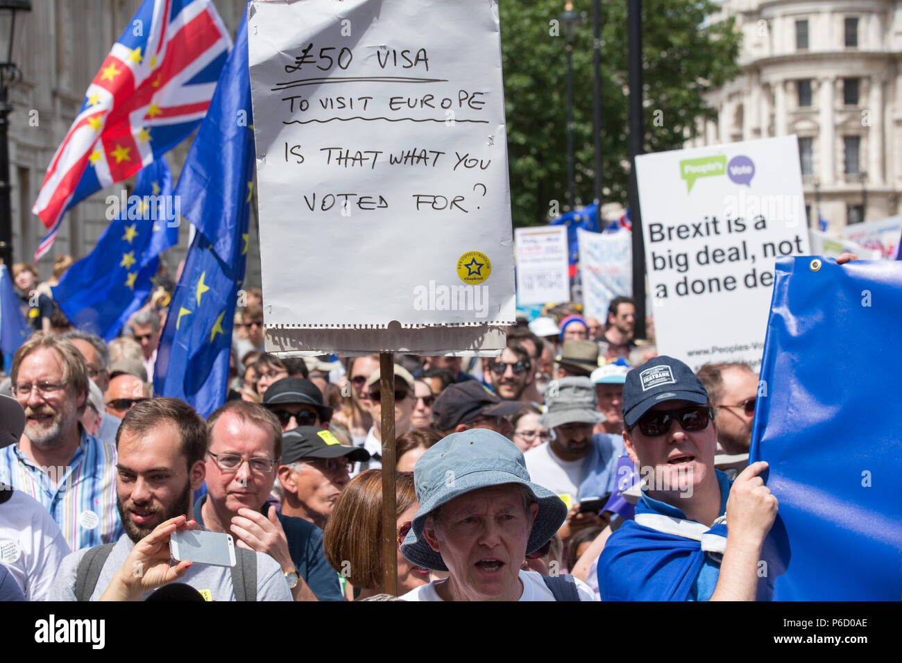 Voto popolare anti-Brexit protesta: 100'000 marzo a Piazza del Parlamento il 23 giugno 2018, due anni dopo il referendum Brexit votazione. Foto Stock