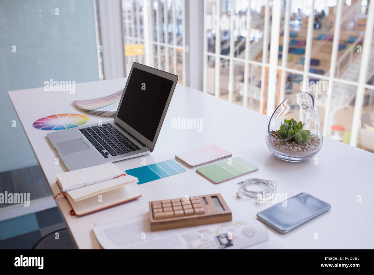 Laptop e campione di colore alla scrivania Foto Stock