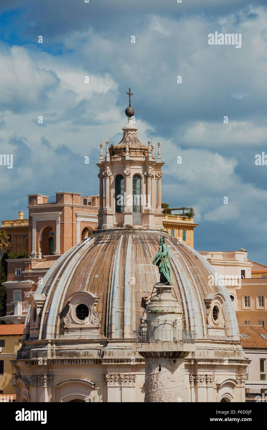 Antica Colonna Traiana con San Pietro statua e la barocca chiesa del Santissimo Nome di Maria a Roma tra le nuvole Foto Stock