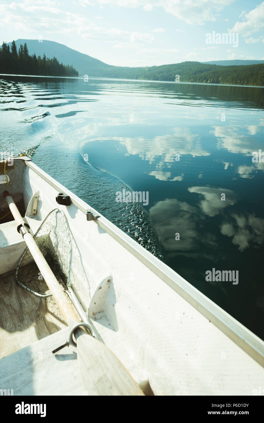 Barca in un lago in una giornata di sole Foto Stock