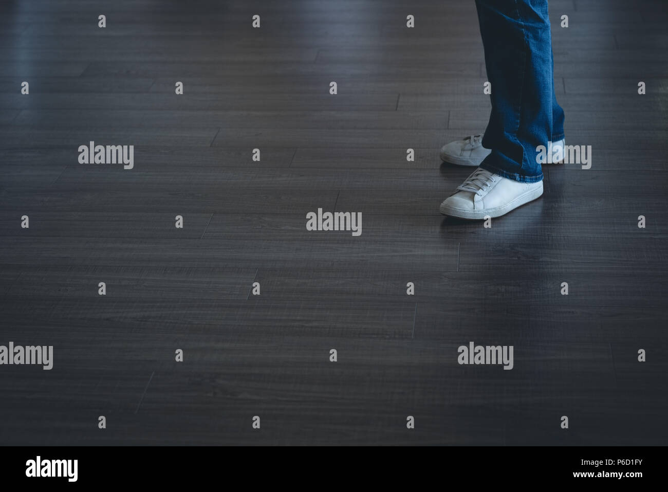 Imprenditore in piedi in ufficio Foto Stock