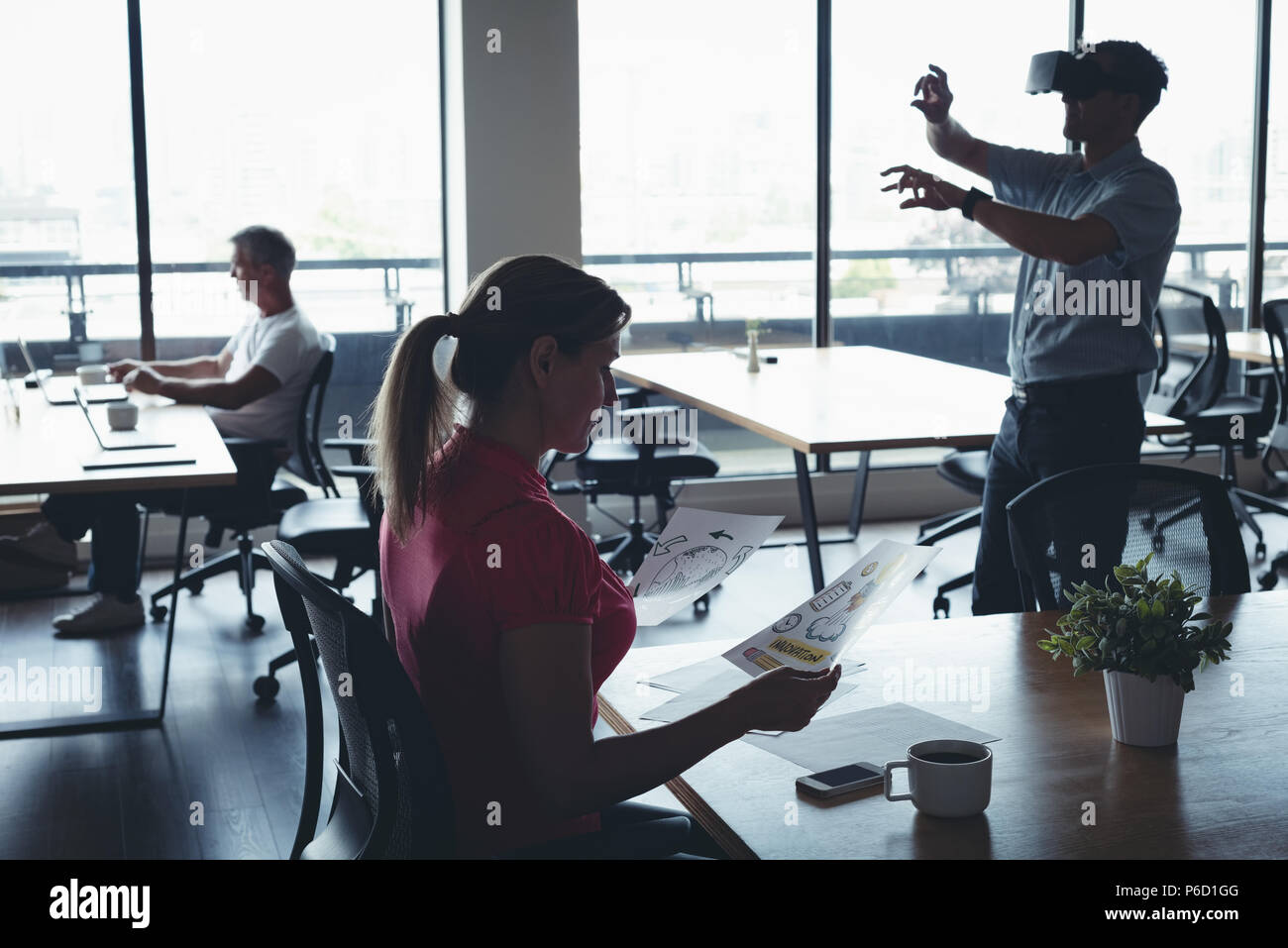 La gente di affari di lavoro e utilizzando la realtà virtuale auricolare Foto Stock