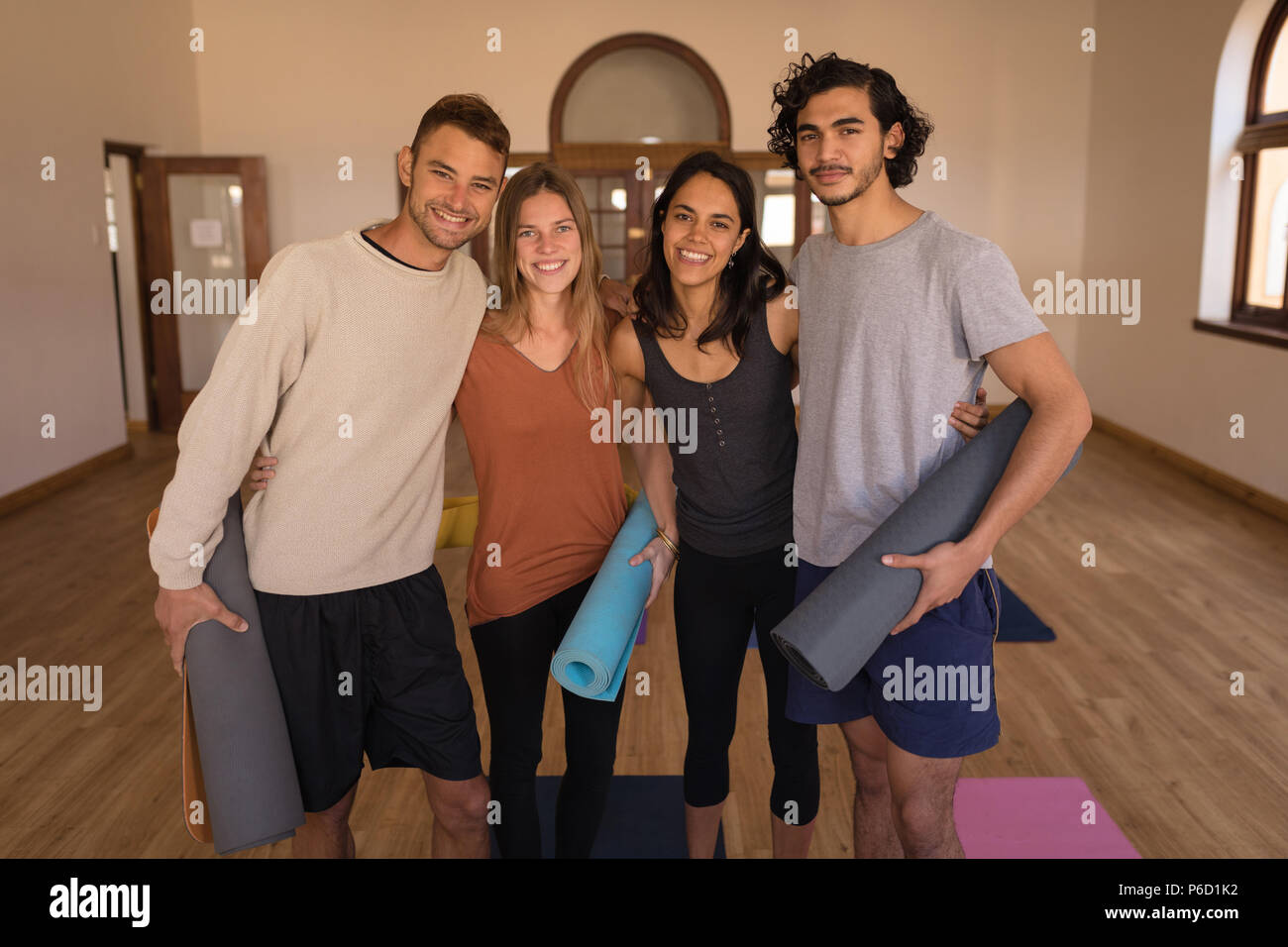 Gruppo di amici in piedi con braccio intorno a Foto Stock