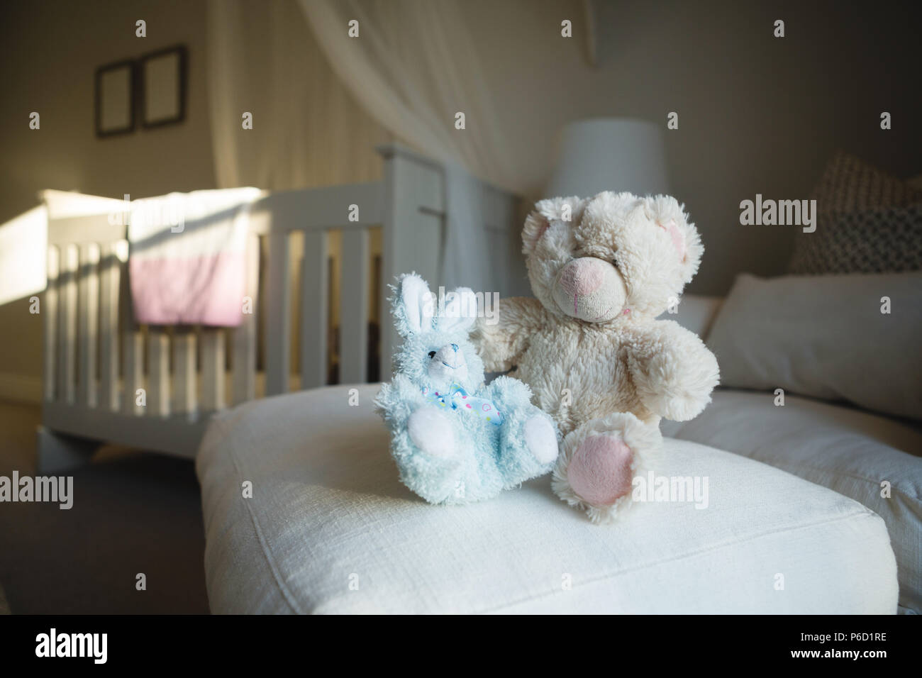 I peluche sul divano di casa Foto Stock