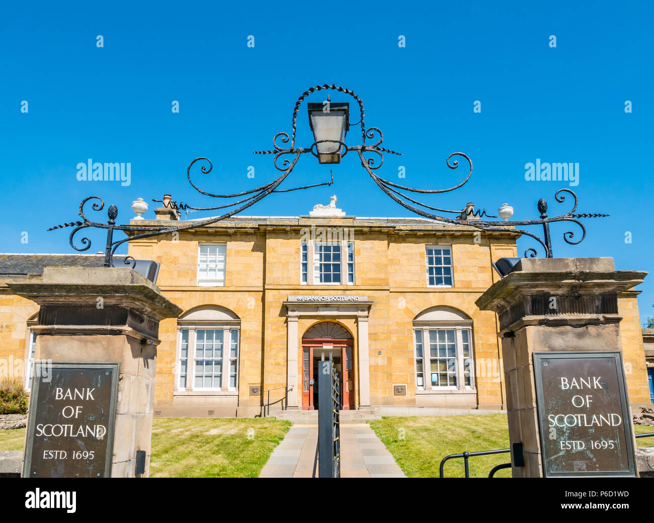 Bank of Scotland, Haddington branch, Court Street, East Lothian, Scozia, Regno Unito. Grande edificio del XVIII secolo con lampada ornati e il contrasto tra il cielo blu Foto Stock