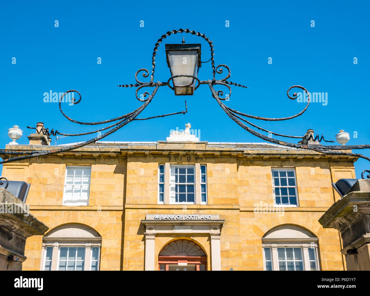 Bank of Scotland, Haddington branch, Court Street, East Lothian, Scozia, Regno Unito. Grande edificio del XVIII secolo con lampada ornati e il contrasto tra il cielo blu Foto Stock