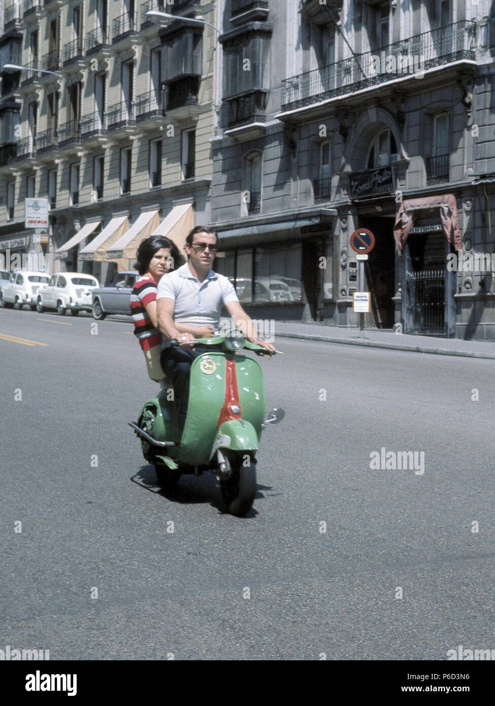 MADRID. VESPA POR UNA CALLE DE MADRID.1970. Foto Stock