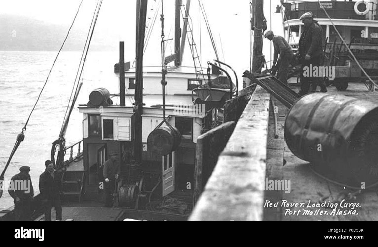 . Inglese: carico di caricamento su cannery gara RED ROVER, Port Moller, ca. 1912 . Inglese: didascalia sull'immagine: Red Rover. Caricamento di Cargo. Port Moller, Alaska PH Coll 247.924 Port Moller è un villaggio nel sud-ovest di Alaska. Si trova sulla penisola di Alaska all'entrata del porto Moller ingresso (20 mi lungo) di Bristol Bay sul mare di Bering. Industrie primarie sono la pesca e il pesce canning. Motore cannery gara ROVER rosso è stato costruito nel 1913 per Pacific American pescatori soggetti (LCTGM): Red Rover (nave); Navi--Alaska--Port Moller; Herendeen Bay (Alaska : Bay); Cannery lavoratori--Alaska--Port Moller; Foto Stock