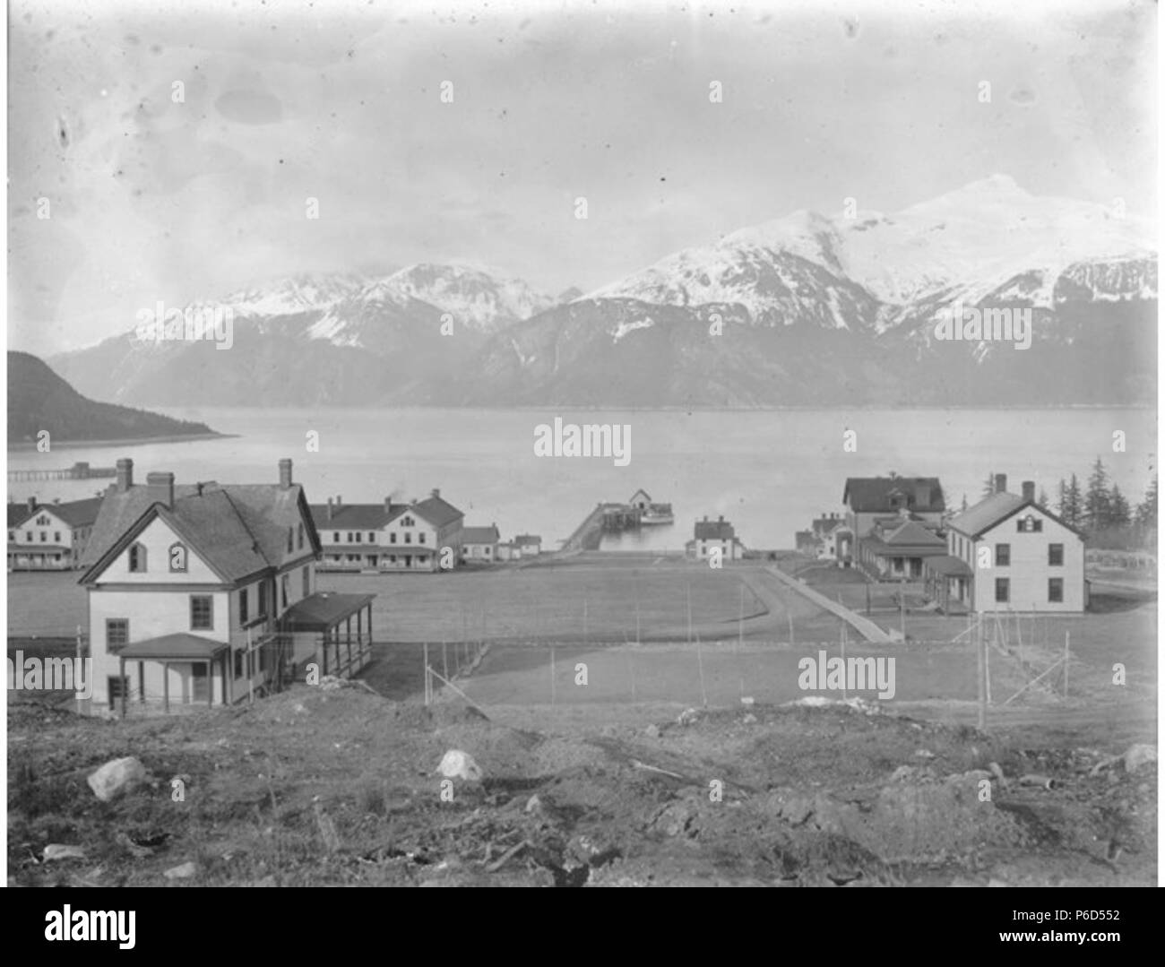 . Inglese: Guardando a nord-est da Fort Seward, Alaska, 1909 . Inglese: Testo da Kiehl log: Nord Est da watertower a Fort Seward. 1909 . Album 3.091 soggetti (LCTGM): abitazioni--Alaska--Haines soggetti (LCSH): Port Chilkoot (Haines, Alaska); Portage Cove (Haines Borough, Alaska) concetti: la guerra e il militare . 1909 61 Guardando a nord-est da Fort Seward, Alaska, 1909 (KIEHL 84) Foto Stock
