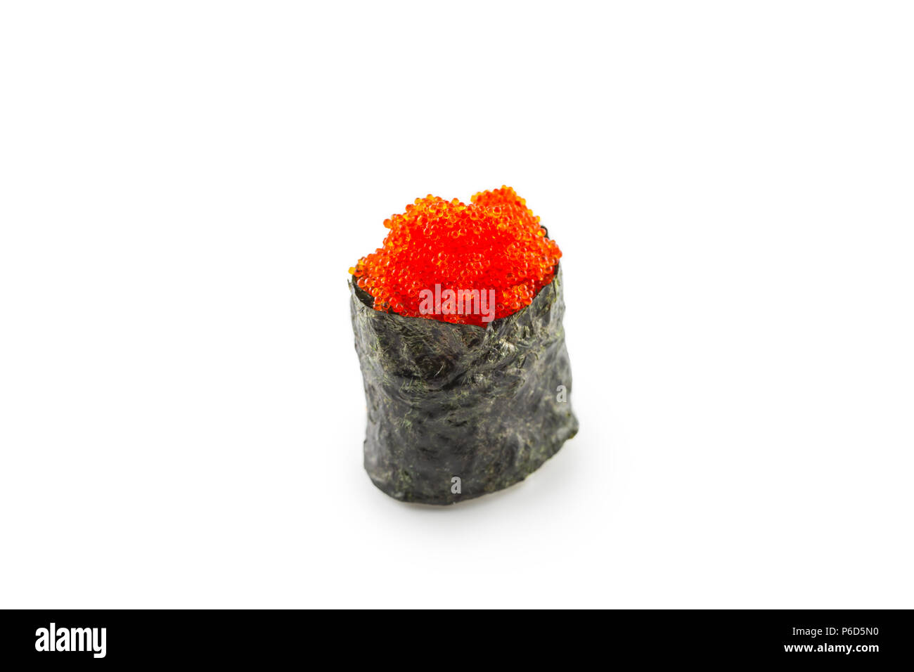 Tobiko Gunkan sushi cibo giapponese isolati su sfondo bianco. Foto Stock