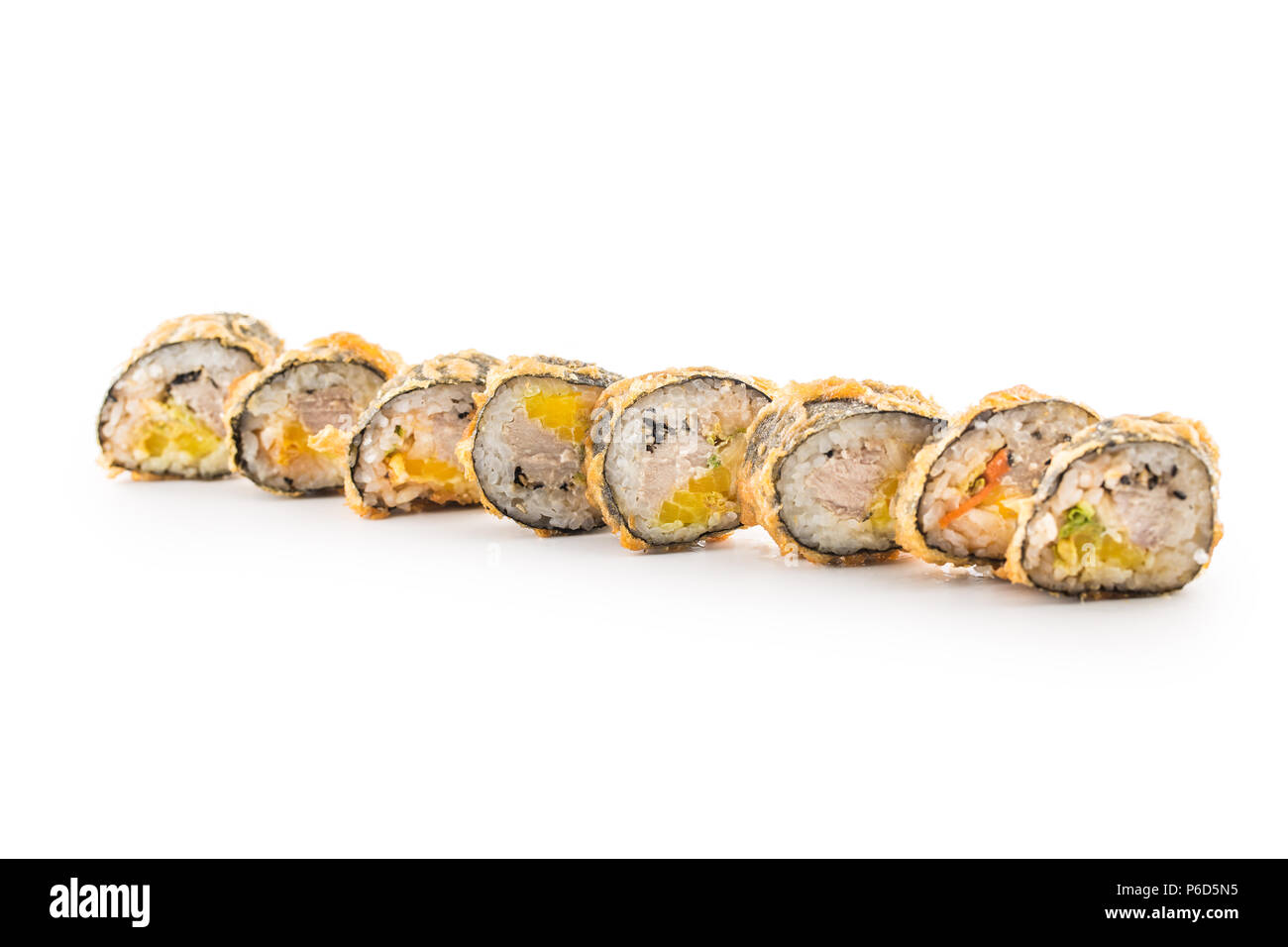 Tempura fritti caldi maki sushi tradizionale giapponese cibo isolato su bianco. Foto Stock
