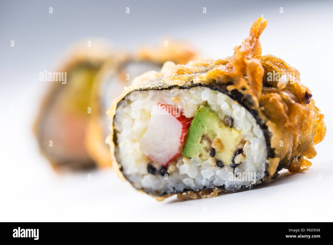Tempura fritti caldi maki sushi tradizionale giapponese il cibo. Foto Stock