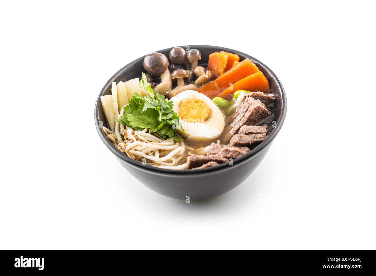 Tradizionale zuppa giapponese ramen nel recipiente isolato su sfondo bianco. Foto Stock