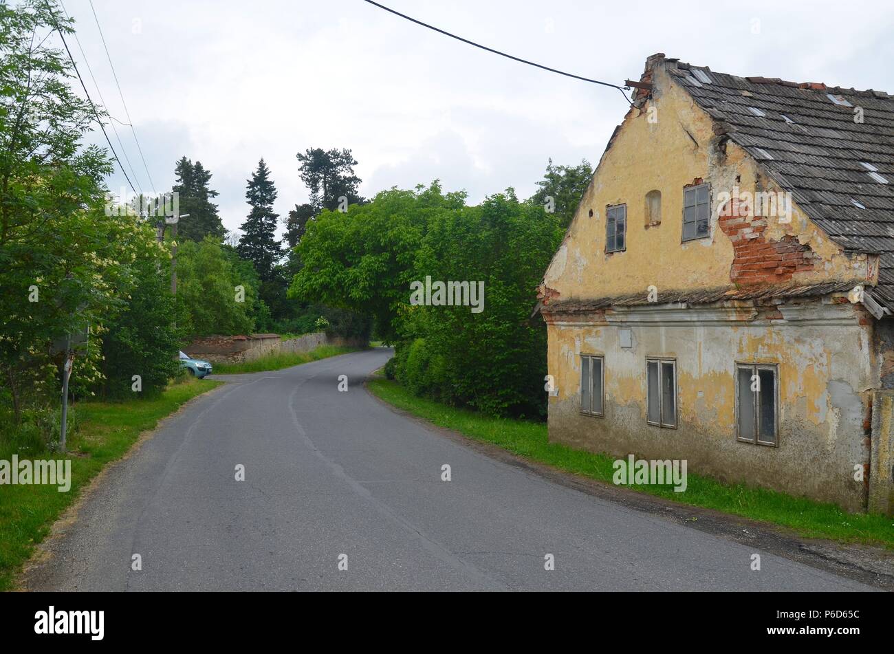 Village Street vicino al castello in rovina di Veselí (Janovice nad Úhlavou) in Boemia occidentale (Repubblica Ceca) Foto Stock