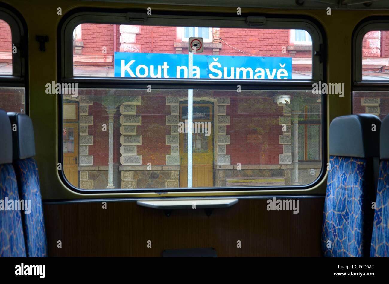 Vista dal treno alla stazione di Kout na Sumave (Kauth) Foto Stock
