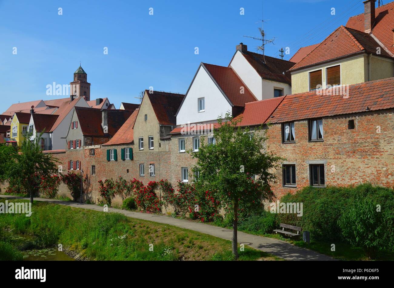 La città medievale di Donauwörth, Schwaben (Baviera, Germania): le mura della città e la chiesa Foto Stock