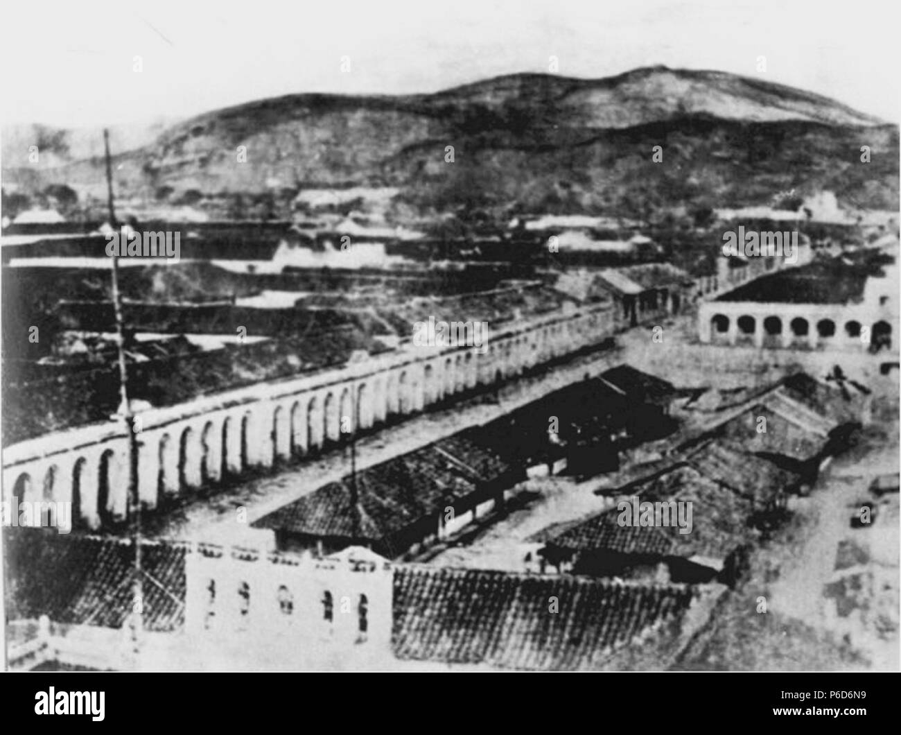 Español : Plaza de Armas en 1860. Se aprecia el Portal del Comercio a la izquierda y el Real Palacio al fondo . 1860 70 Plazarmas1860 Foto Stock