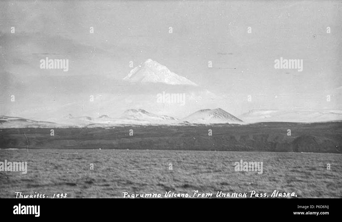 . Inglese: Vulcano Pogromni da Unimak Pass, ca. 1912 . Inglese: didascalia sull'immagine: Pogrumno Vulcano, da Unamak Pass, Alaska PH Coll 247.381 Pogromni vulcano si trova nelle isole aleutian. Anche se quattro eruzioni del tardo XVIII secolo e inizio del XIX secolo sono stati attribuiti a Vulcano Pogromni recenti osservazioni da aeromobili indicano che Pogromni non sembrano essere state attive nel tempo storico. Soggetti (LCTGM): Vulcano Pogromni (Alaska); vulcani--Alaska . circa 1912 70 Pogromni Vulcano da Unimak Pass, ca 1912 THWAITES (201) Foto Stock