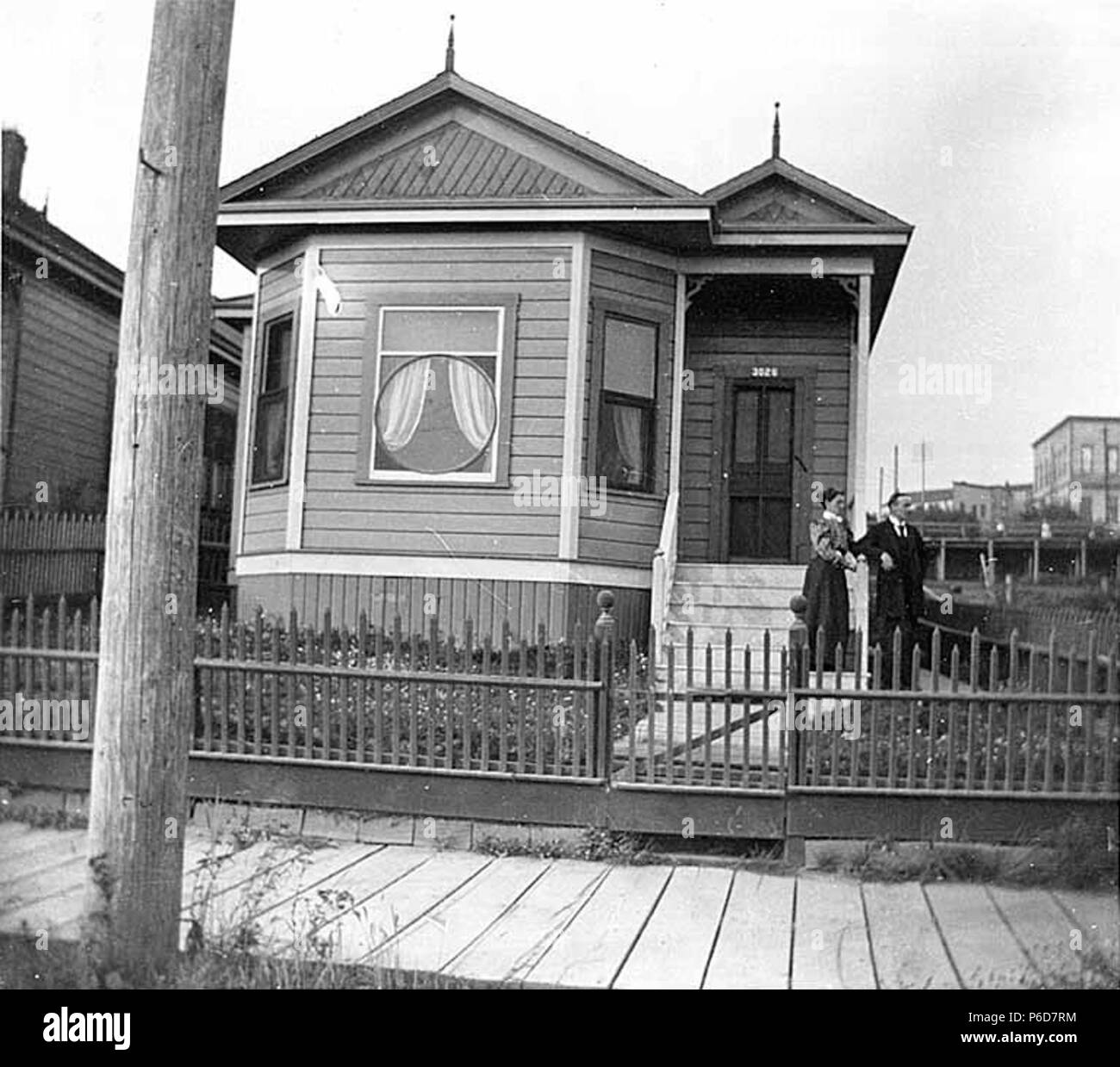 . Inglese: due persone in piedi di fronte a casa situata a 3026 Western Ave., Seattle, Washington, 1898 . Inglese: Testo da Kiehl log: 3026 Western Ave . Album 2.152 soggetti (LCTGM): strade residenziali--Washington (stato)--Seattle soggetti (LCSH): abitazioni--Washington (stato)--Seattle; uomini--Washington (stato)--Seattle; donne--Washington (stato)--Seattle; Western Avenue (Seattle, Washington) questo sarebbe stato appena a sud dell'angolo di Denny Way & Western. . 1898 79 due persone in piedi di fronte a casa situata a 3026 Western Ave, Seattle, Washington, 1898 (KIEHL 289) Foto Stock
