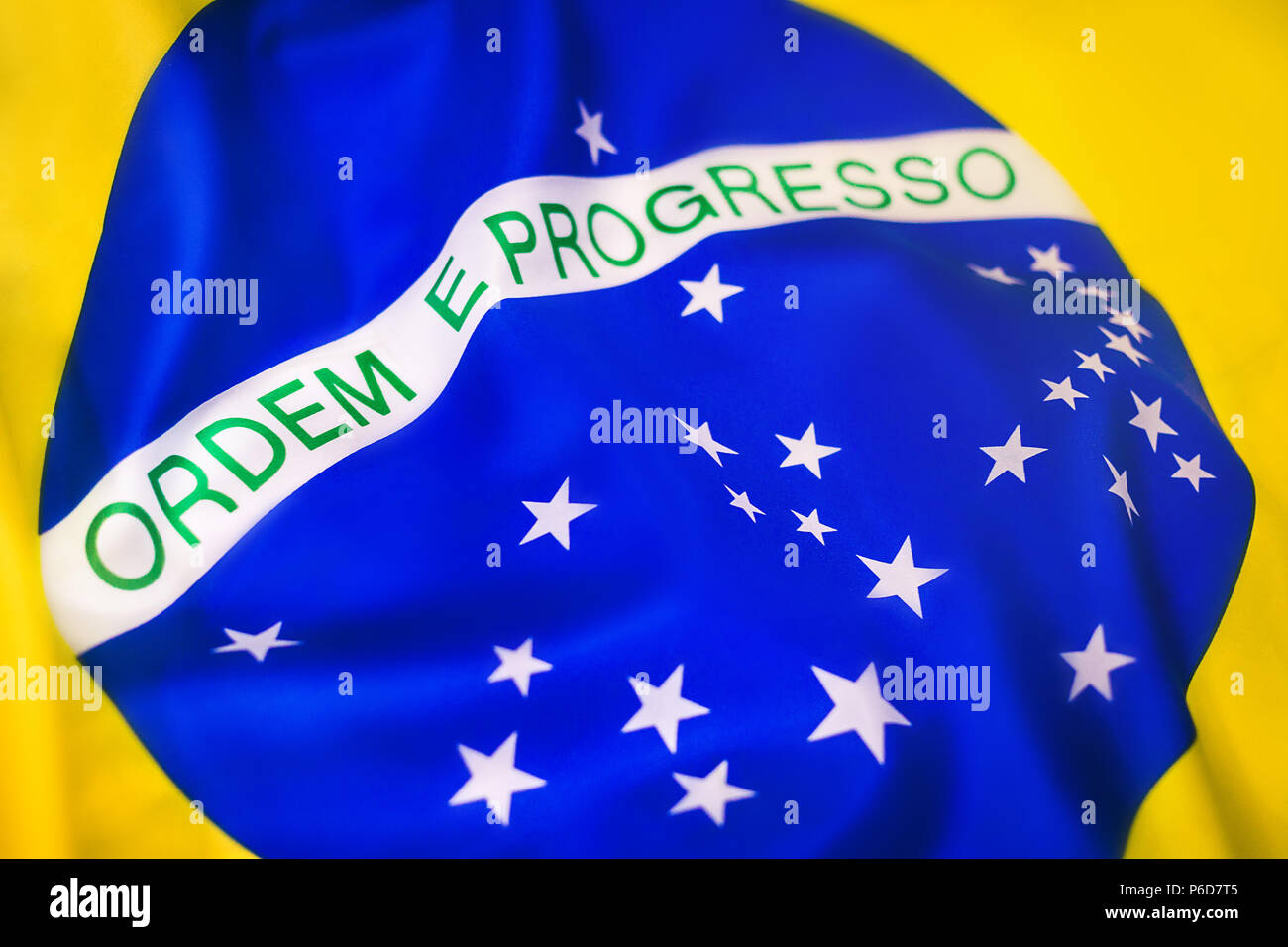 Questa immagine è una parte superiore di vista foto dalla bandiera brasiliana. Si tratta di un immagine con un sacco di movimento e rappresenta, l'onore, il patriottismo, di coraggio e di una SAN Foto Stock